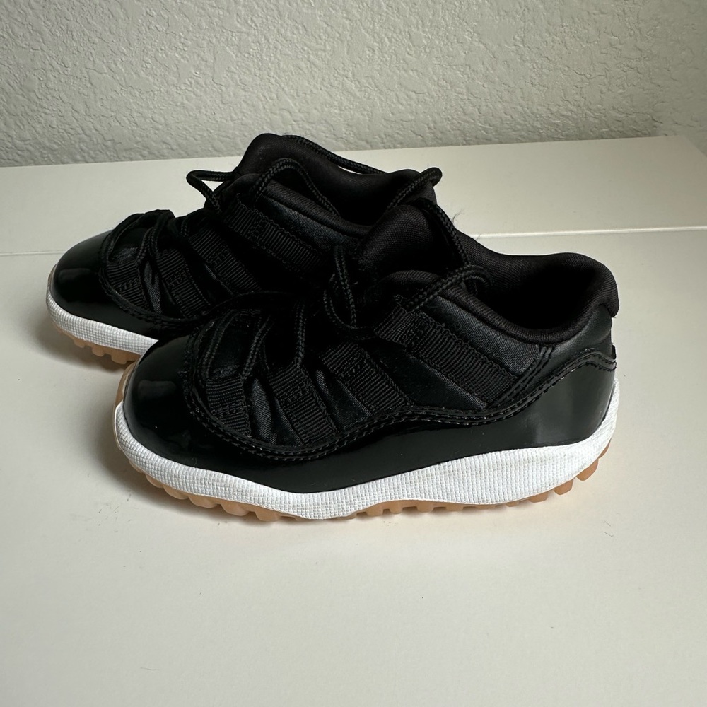 Air Jordan 11 Retro Low (6C)